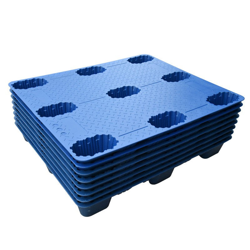 Palet plastic albastru 1210x1010 mm cu 9 picioare pentru stivuitor, vedere frontală, utilizare depozit logistic