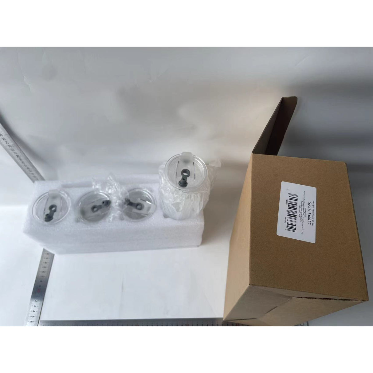 Set 4 Pahare din Sticla, Vivimall, Capace din Plastic si Paie Incluse, 500 mL, Transparente - vivimall.ro