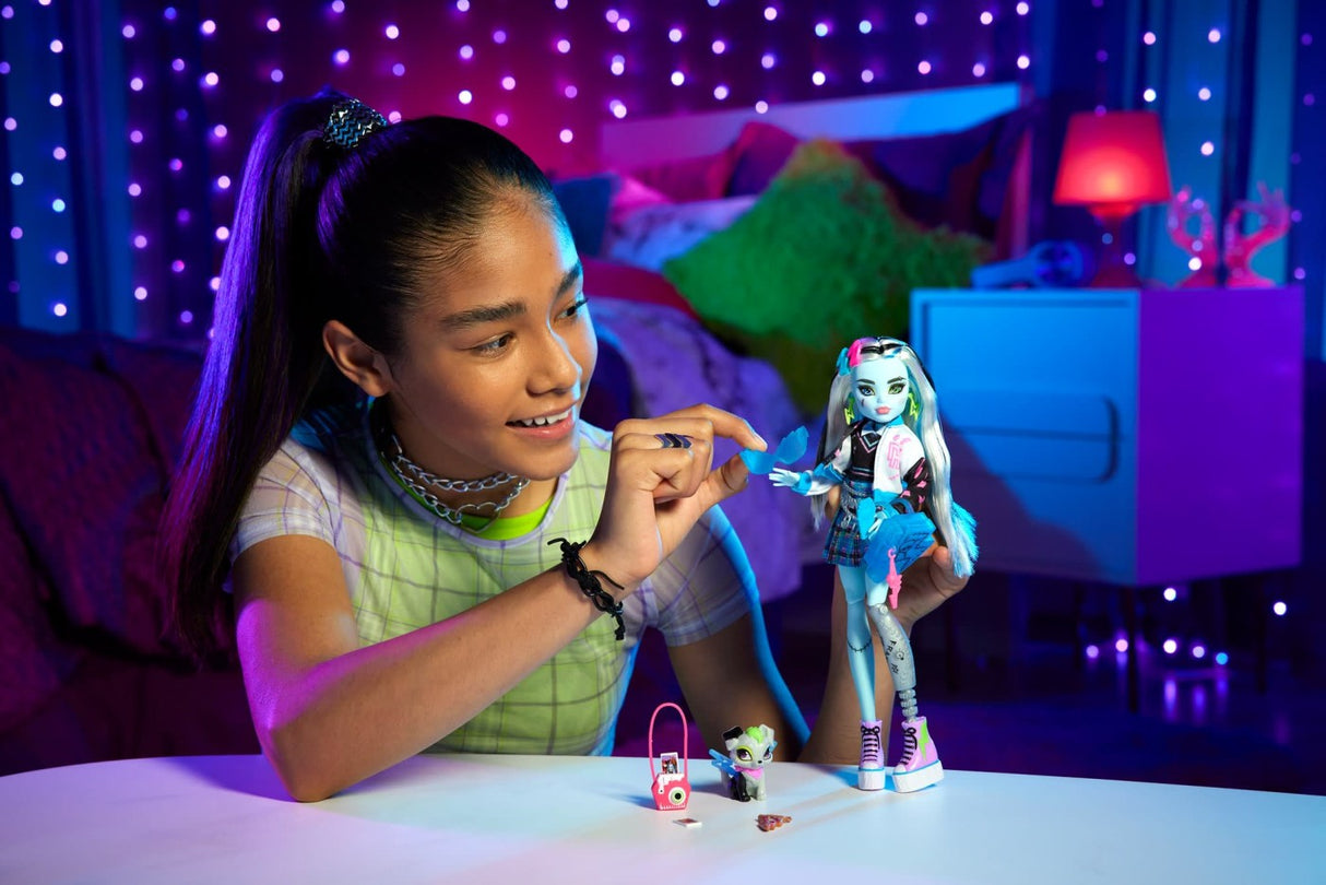 MONSTER HIGH PAPUSA FRANKIE STEIN CU ANIMALUT SI ACCESORII