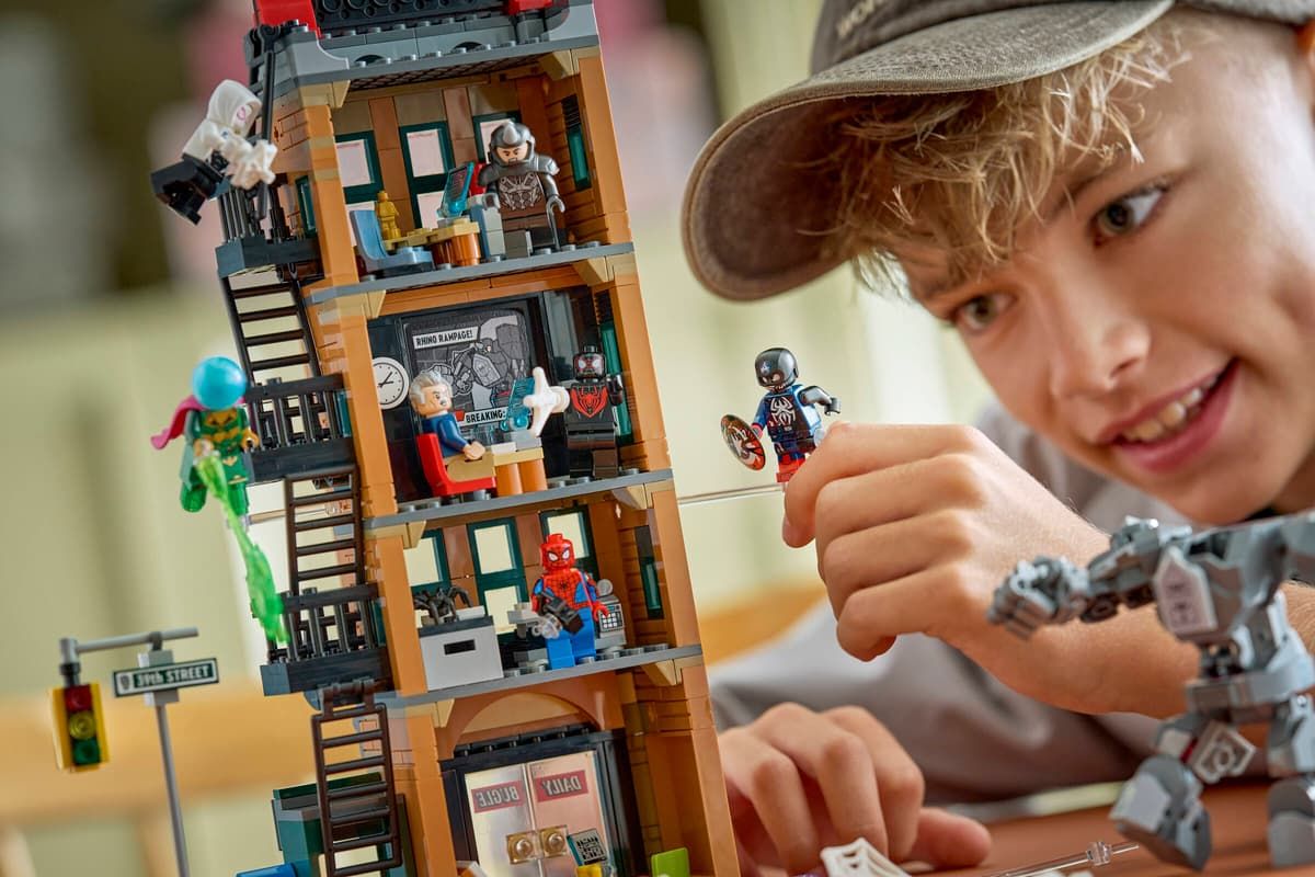 LEGO MARVEL OMUL PAIANJEN VS MYSTERIO DAILY BUGLE 76342