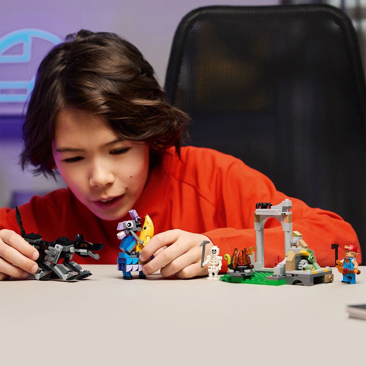 LEGO FORTNITE TABARA LUI PEELY SI SPARKPLUG 77075