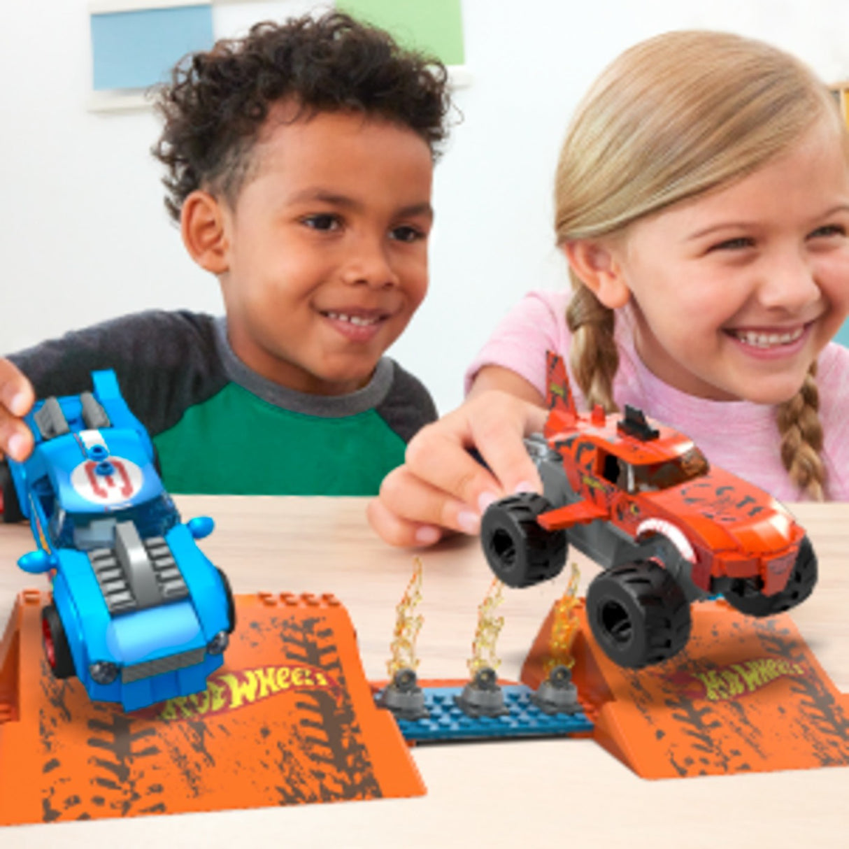 HOT WHEELS MONSTER TRUCK MEGA SET CONSTRUCTIE CURSA TIGER SHARK CHOMP