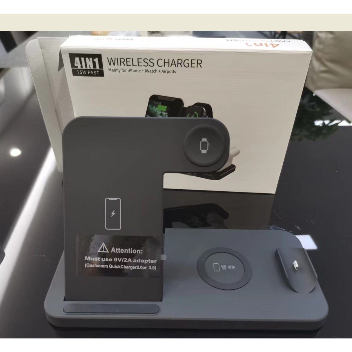 Indicator LED stație wireless 4 în 1 activ în timpul încărcării, detaliu luminos