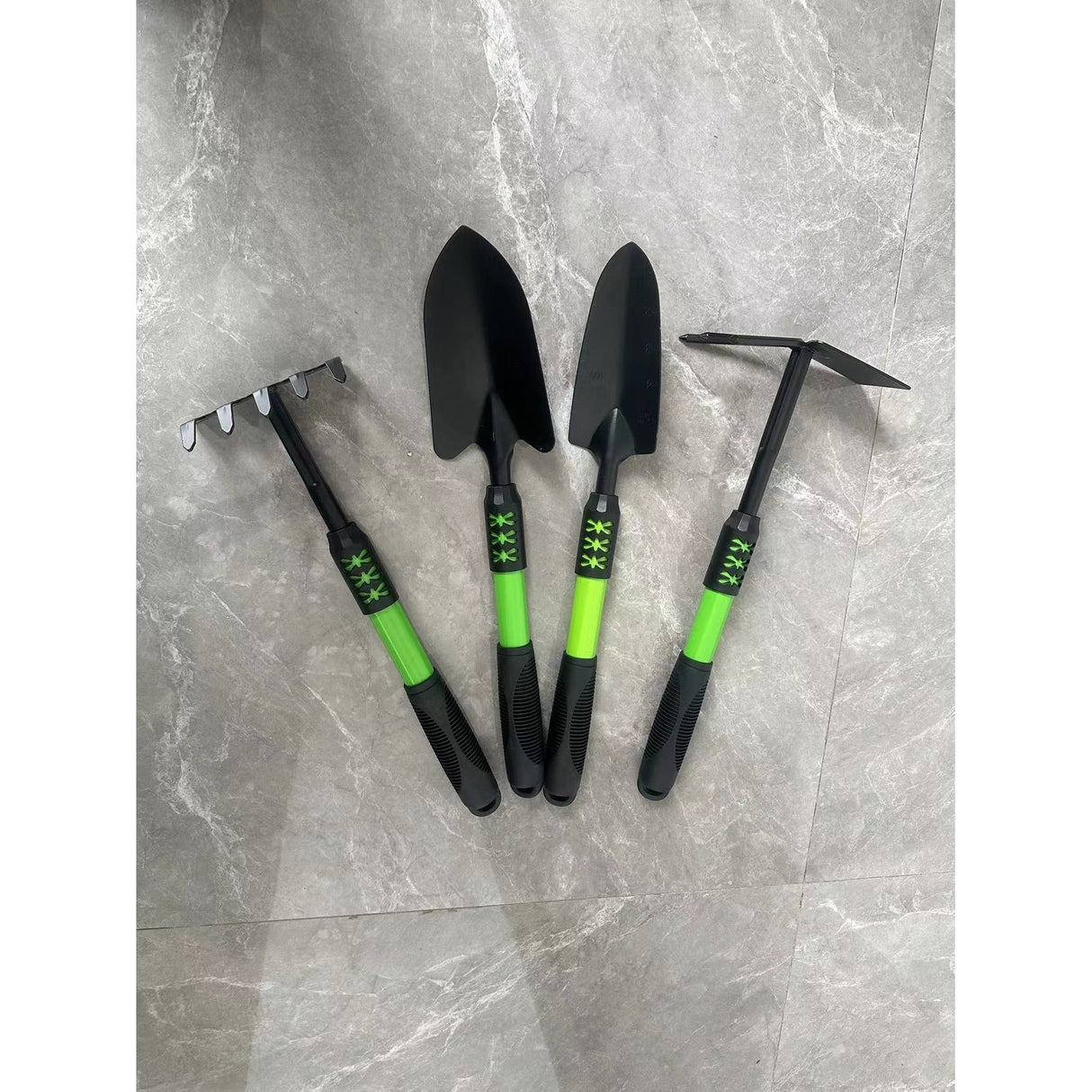 Set 4 Unelte de Gradina Vivimall, pentru Plantare, Prelucrare Sol si Ingrijire Plante, Material PVC Carbon, Grebla, Sapaliga cu Cap Dublu, Lopata Mica, Lopata Lata, 43 x 11 cm, Negru/Verde - vivimall.ro