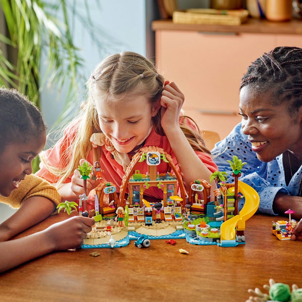 LEGO FRIENDS STATIUNE DE PE LITORAL PENTRU VACANTA CU FAMILIA 42673