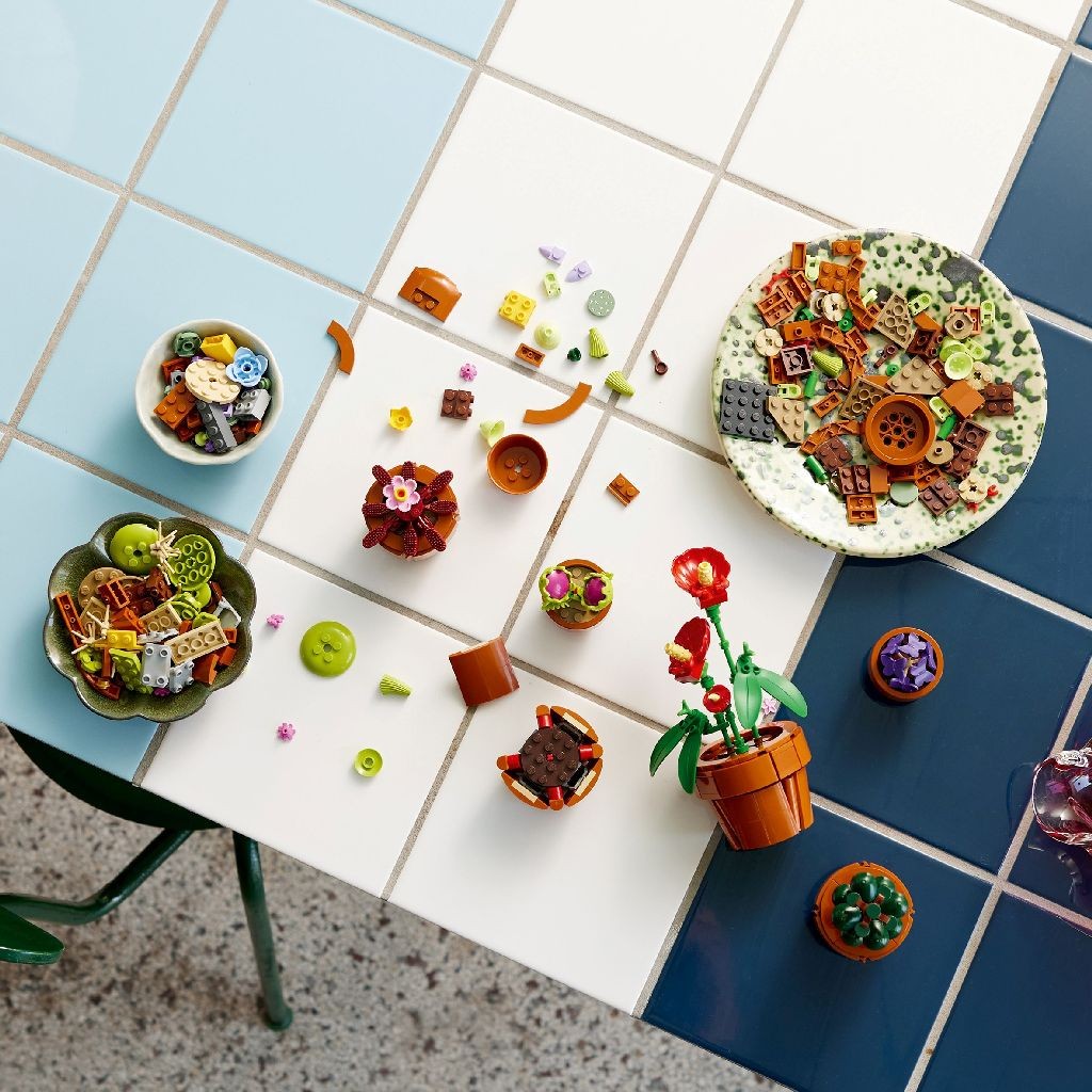 LEGO ICONS PLANTE DE MICI DIMENSIUNI 10329