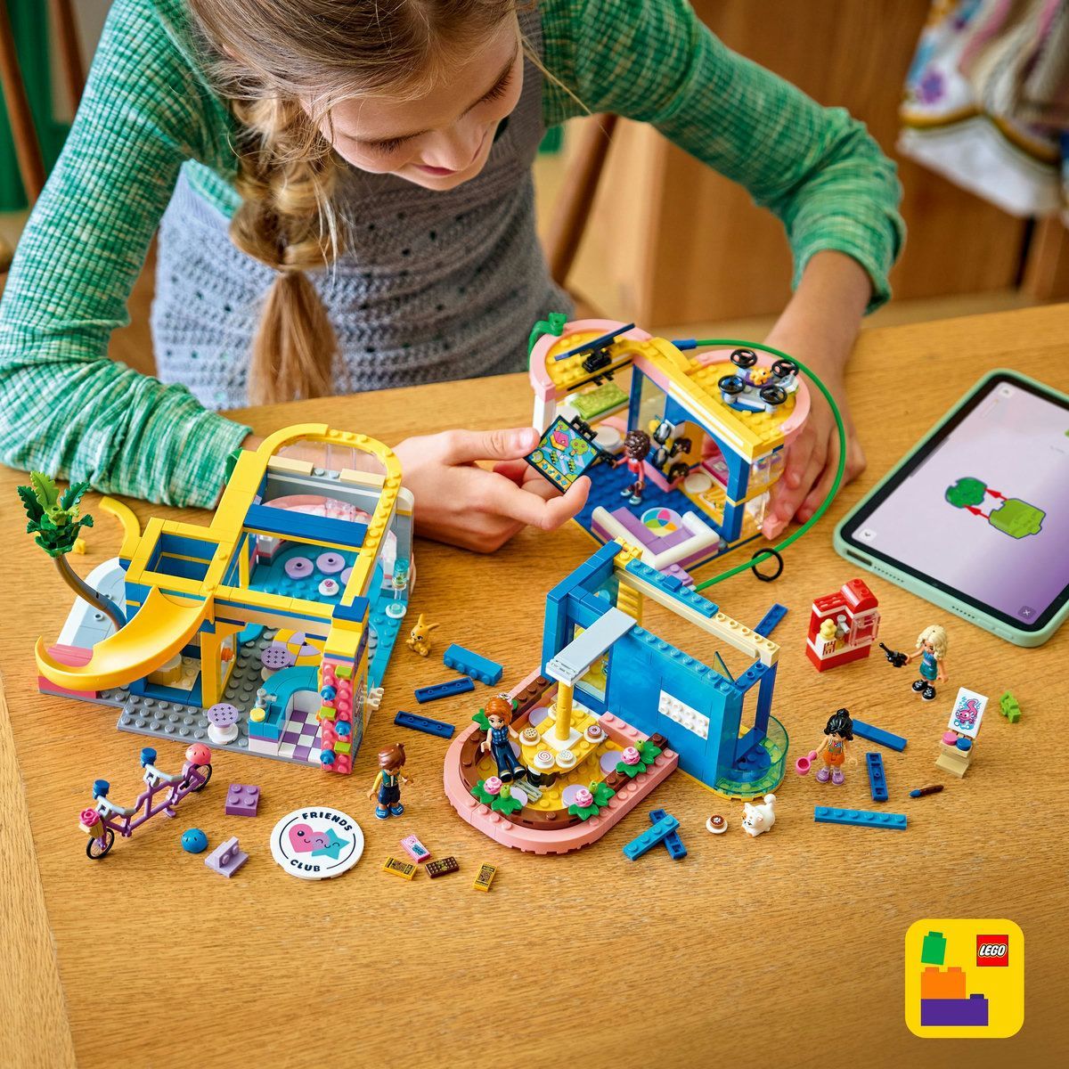 LEGO FRIENDS CLUBUL PRIETENILOR DIN ORASUL HEARTLAKE 42689