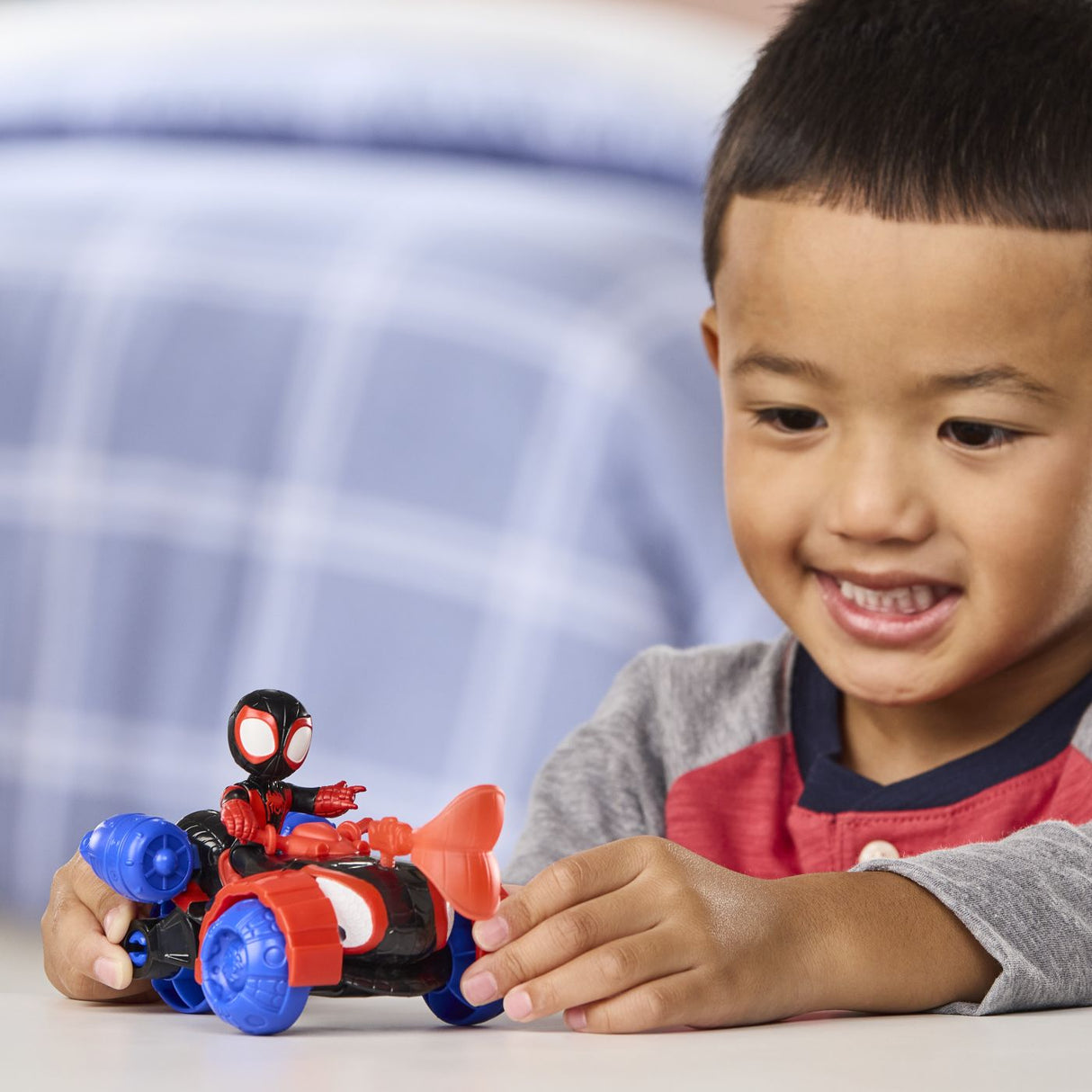 SPIDEY SI PRIETENII LUI UIMITORI MARVEL SET FIGURINA MILES SPIN MORALES SI VEHICUL TECHNO RACER 7.6CM