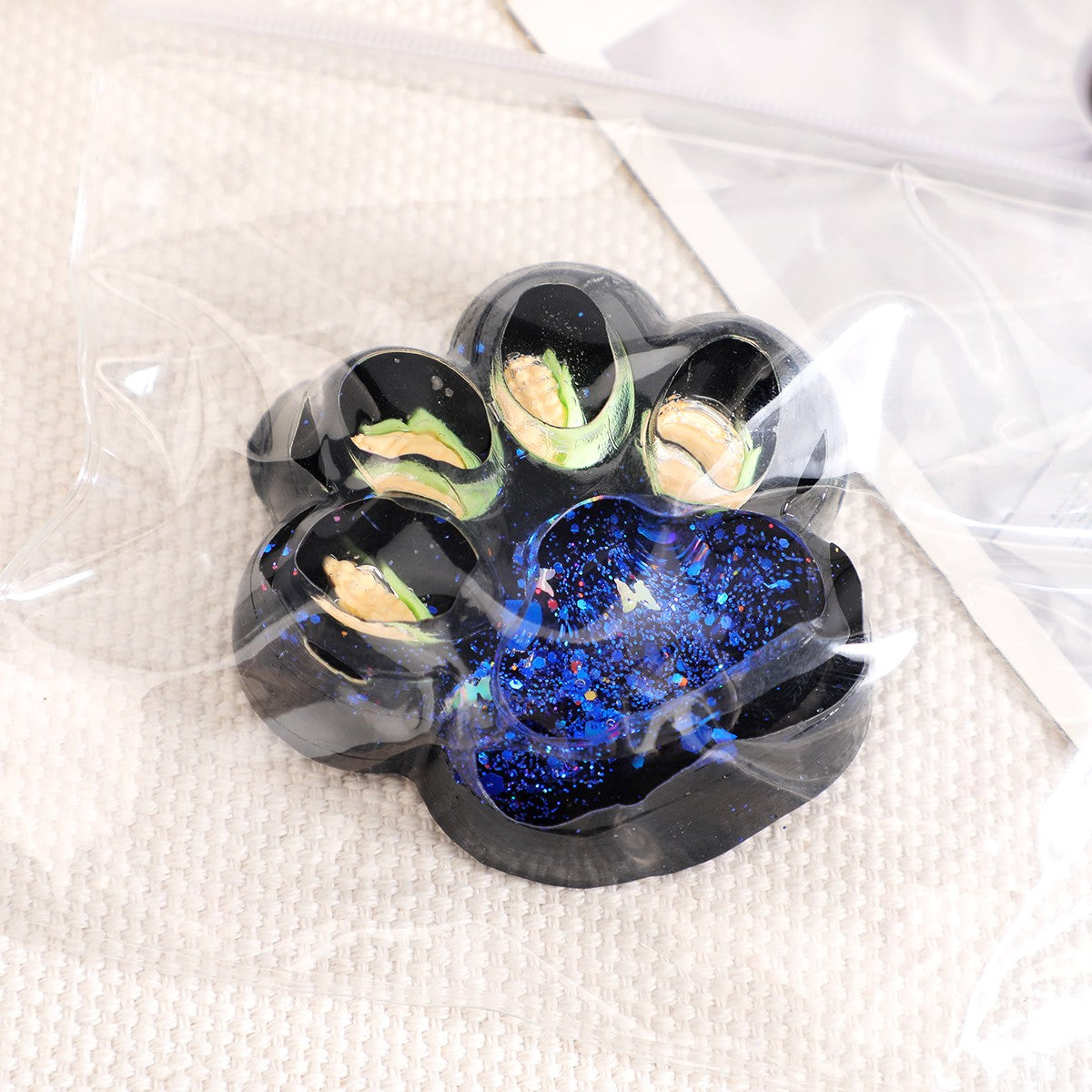 Jucarie Antistres Squishy, Vivimall, cu Revenire Lenta, Squeeze Pinch Family, Model Cat Paw, 6.5 x 6 cm, din Tpr, 4-6 Ani, Model 4 Legume, Negru cu Insertii - vivimall.ro