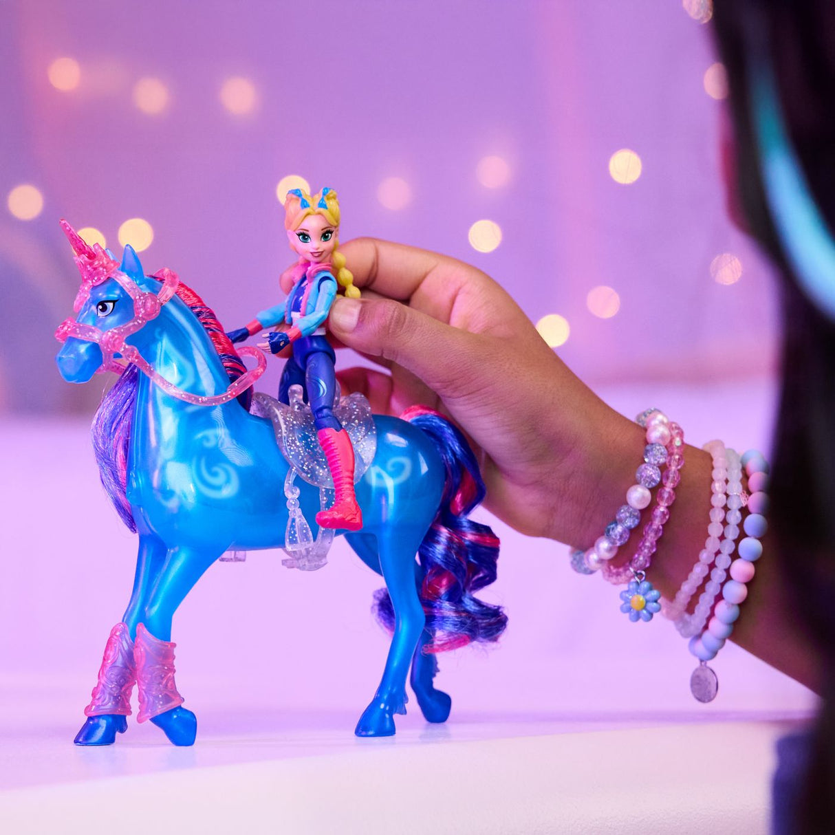 UNICORN ACADEMY SET ANTRENEAZA SI STRALUCESTE UNICORNUL RIVER SI PAPUSA ISABEL