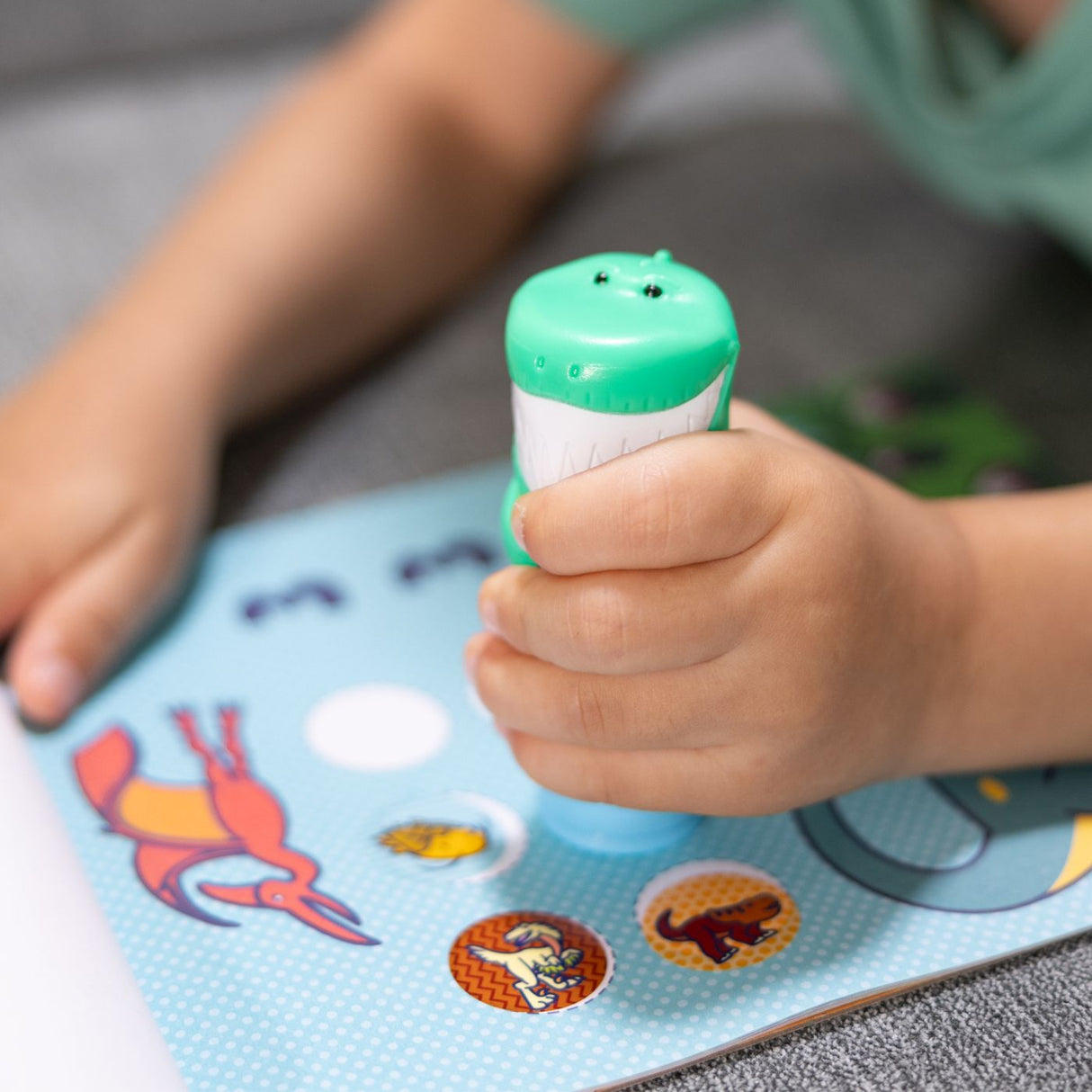 MELISSA AND DOUG STICKER WOW SET DE JOACA AUTOCOLANTE SI STAMPILA REINCARCABILA DINOZAUR