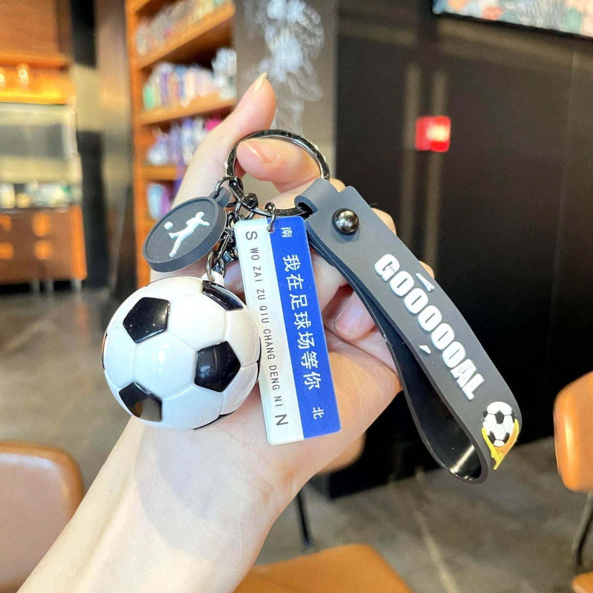 Detaliu mesaj decorativ breloc Flippy – Te aștept pe Terenul de Fotbal, design Cupa Mondială
