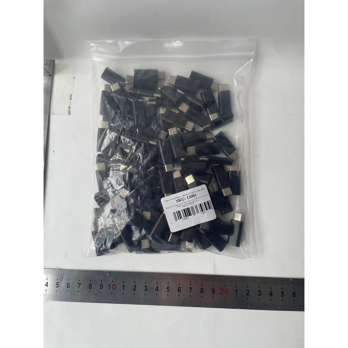 Adaptor iPhone mamă la USB-C tată negru, imagine de ansamblu pe fundal alb