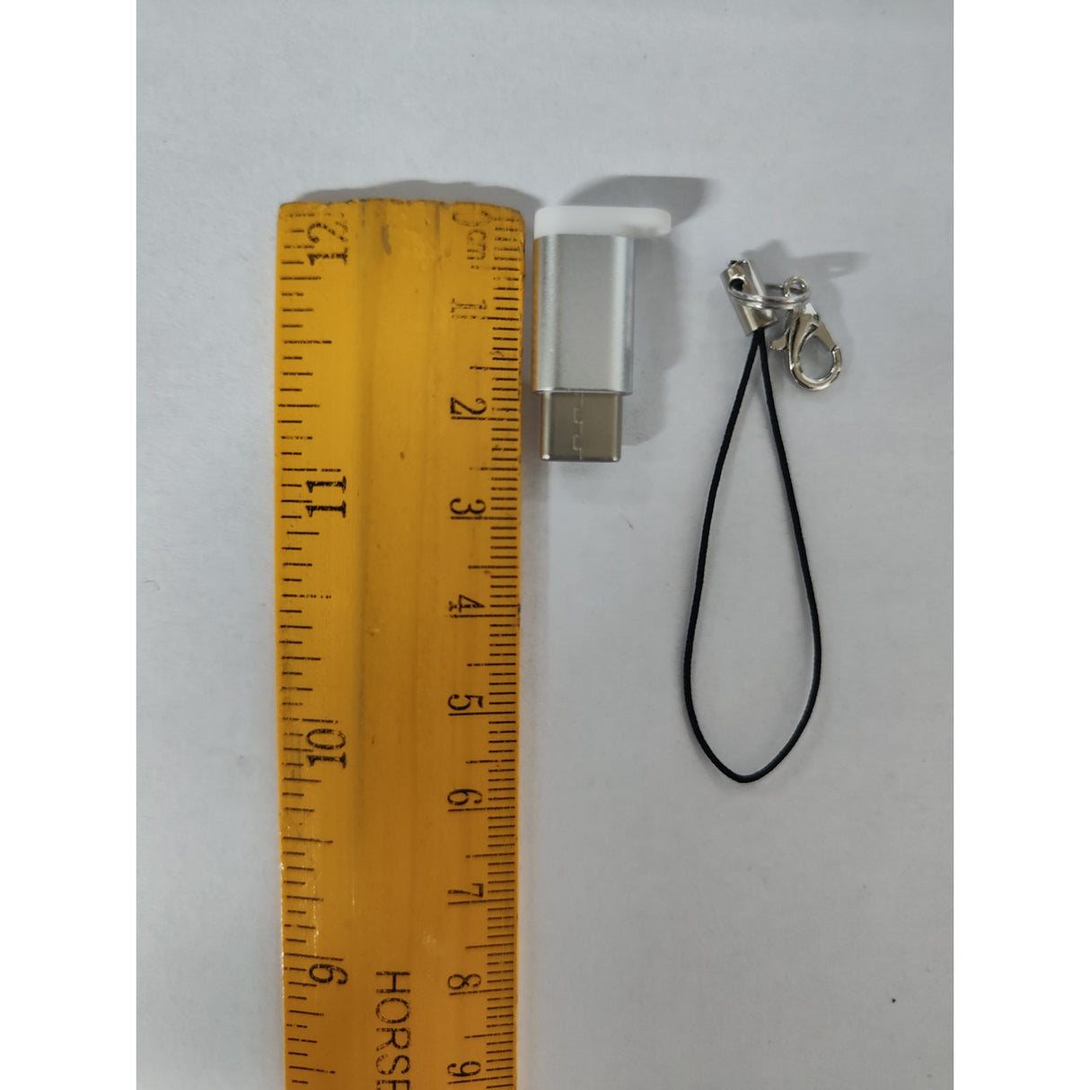 Detaliu conector adaptor micro USB la USB Type-C argintiu, agățătoare breloc, compatibil telefoane și tablete