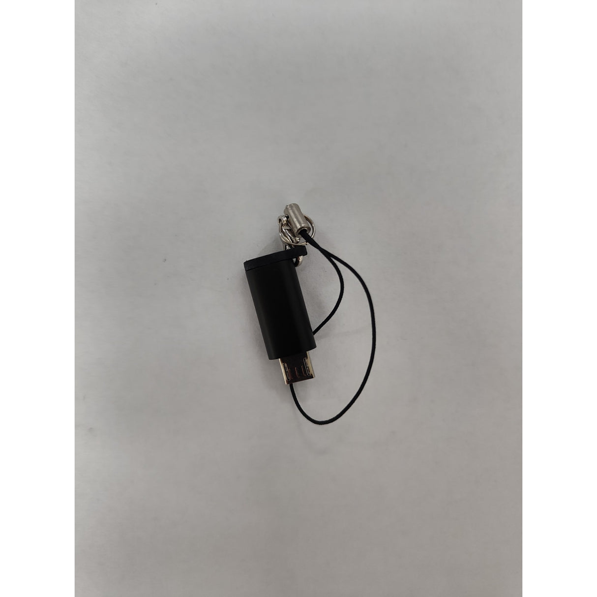 Detaliu conector USB-C tată al adaptorului micro USB, carcasă plastic negru