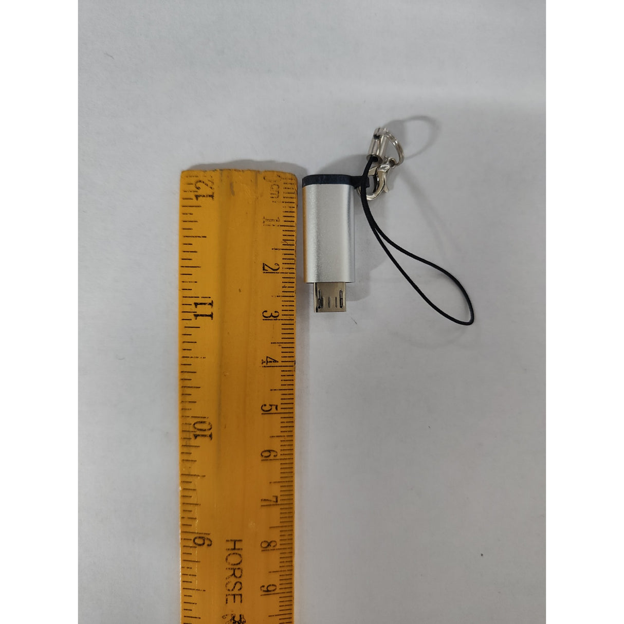 Detaliu mufă USB Type-C tată și micro USB-B mamă adaptor aluminiu argintiu, 2,6 x 1 x 0,5 cm