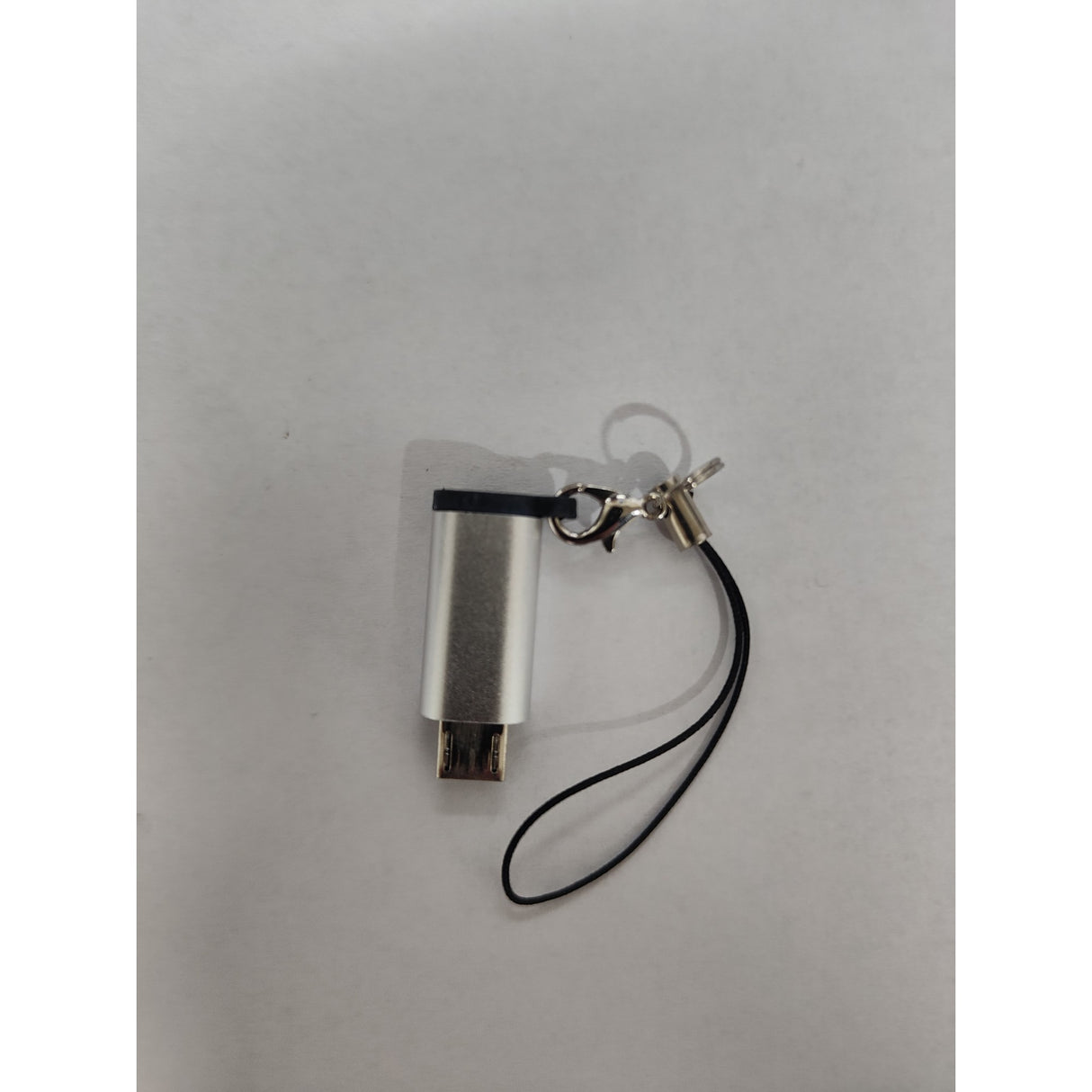 Adaptor micro USB la Type-C argintiu cu agățătoare breloc atașată, imagine stil de viață