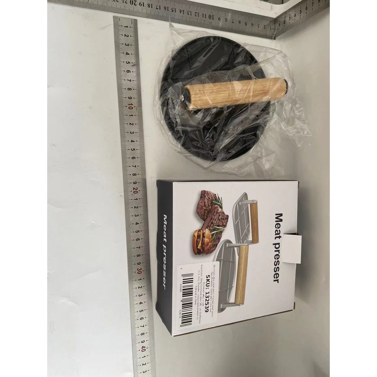 Presa Manuala pentru Carne, Vivimall, din Aliaj de Aluminiu, Maner din Lemn, Presa pentru Burgeri, Usor de Curatat si Folosit, Rotunda, 16x16x6 cm, Neagra - vivimall.ro