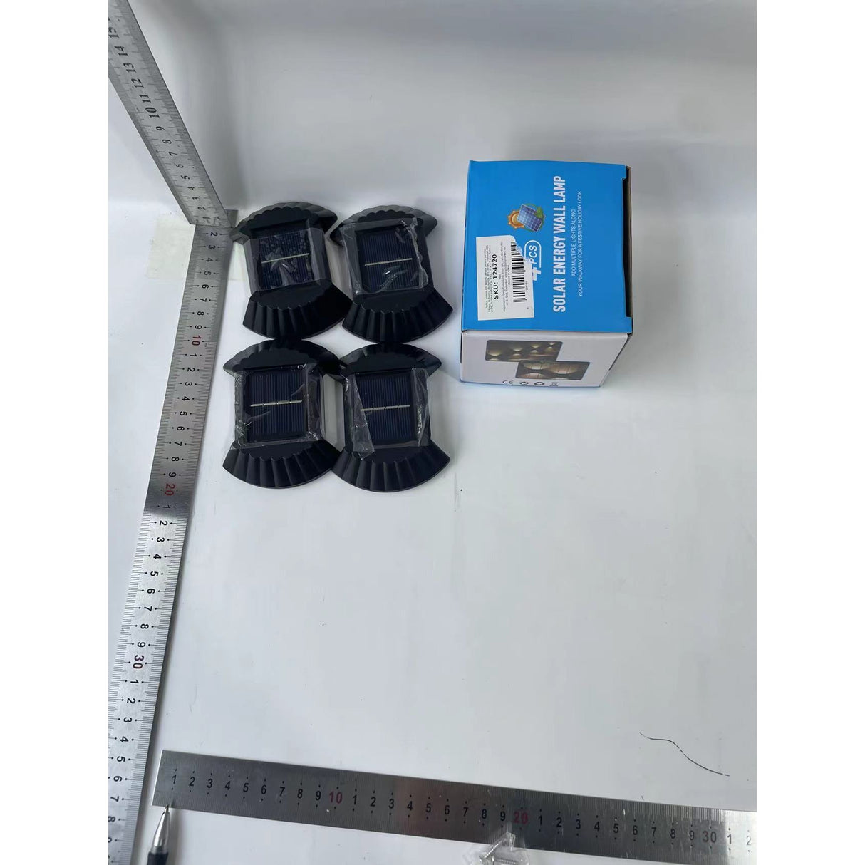 Set 4 Aplica solara LED bidirectionala pentru perete Flippy, in forma de funda, 8 LED-uri, material ABS si PC, lumina puternica, IP65, 10 x 7.5 cm, baterie 1.2 V, 300 mAh, autonomie 8-10 ore, alb rece