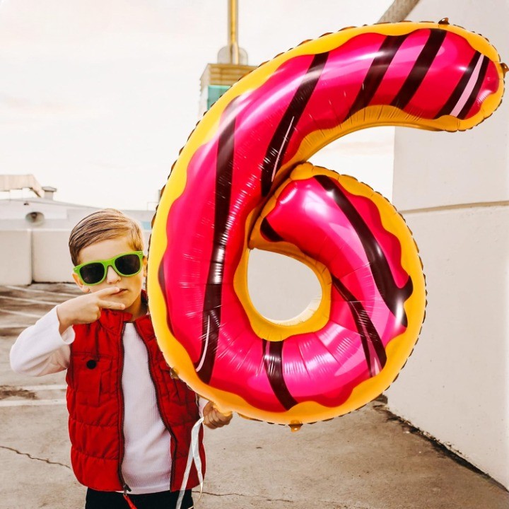 Balon din Folie Metalizata Vivimall, Figurina Cifra, Imprimeu Gogosi, Tema Aniversare 100 cm, Ambalaj Individual, Pai inclus, Umflare cu Aer sau Heliu, Multicolor, Cifra 6