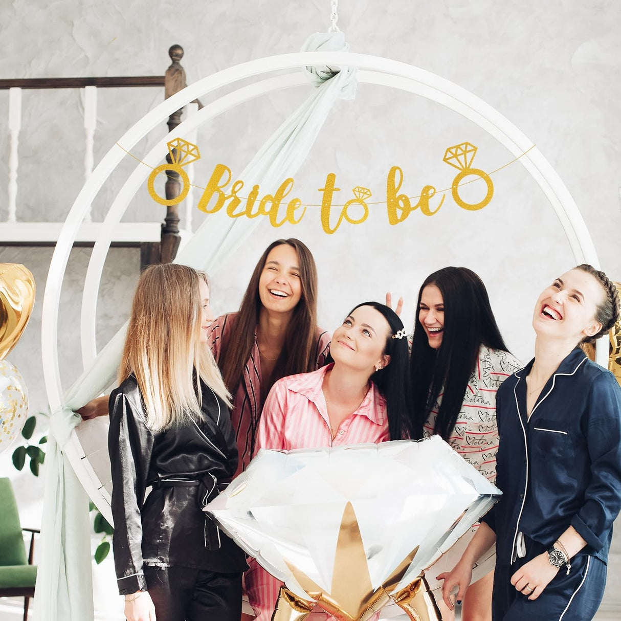 Banner Bride To Be, Vivimall, Dimensiune 30x20 cm, Rola de Ata Inclusa, Tematica Nunta, Decoratiune Party, Auriu - vivimall.ro