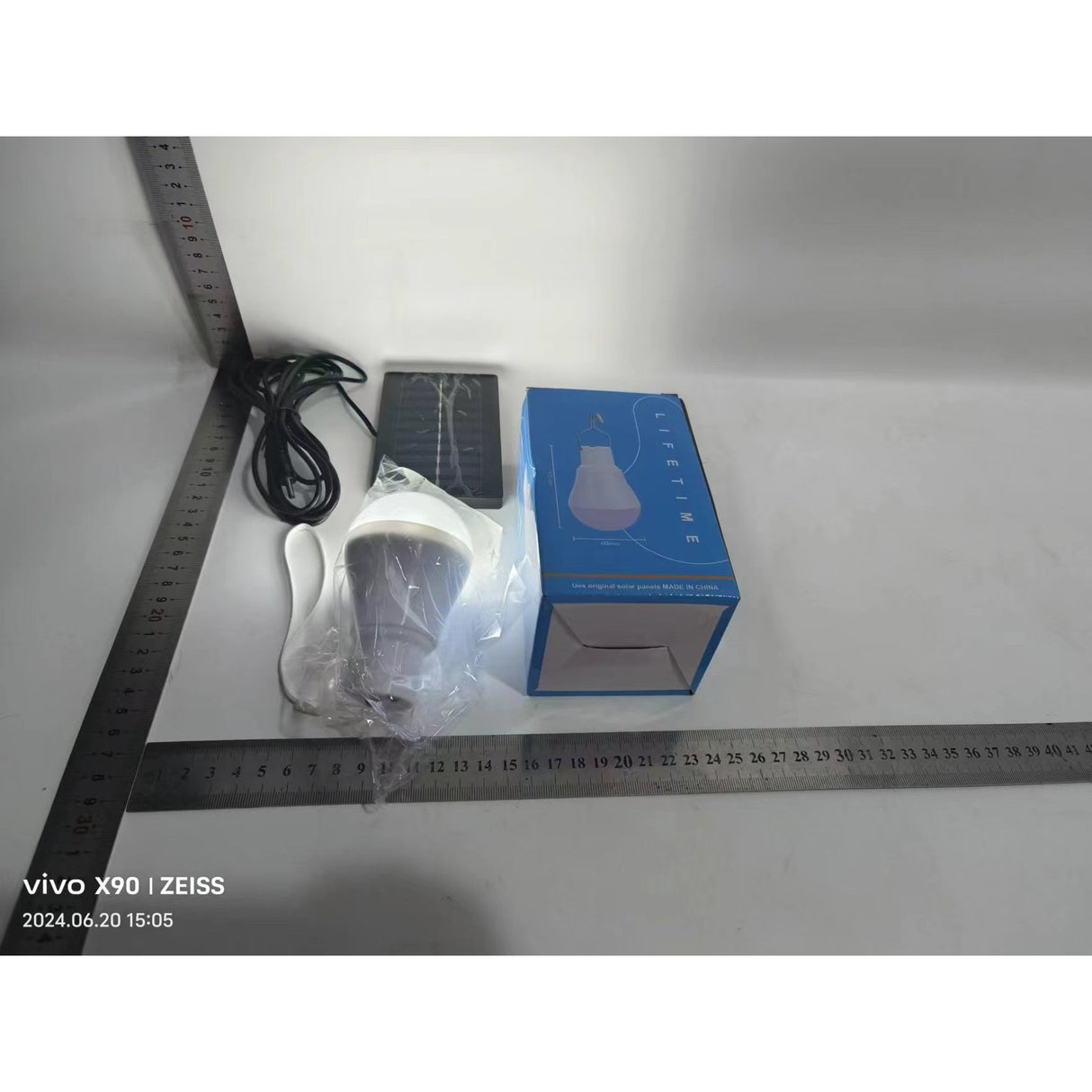 Bec portabil cu panou solar Vivimall, pentru camping, utilizare exterior/interior, 3.6V, 400 mAh, 6.2 x 10 cm, alb rece - vivimall.ro