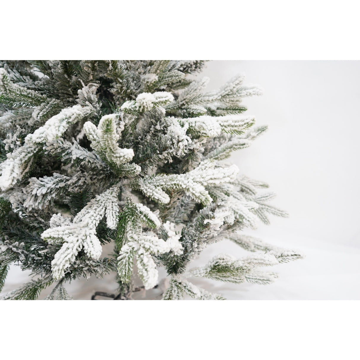 Brad Artificial de Craciun, Flippy, 1.5 m inaltime, Verde, Pulverizat complet alb-tip zapada, Interior/ Exterior, Ramuri bogate - vivimall.ro
