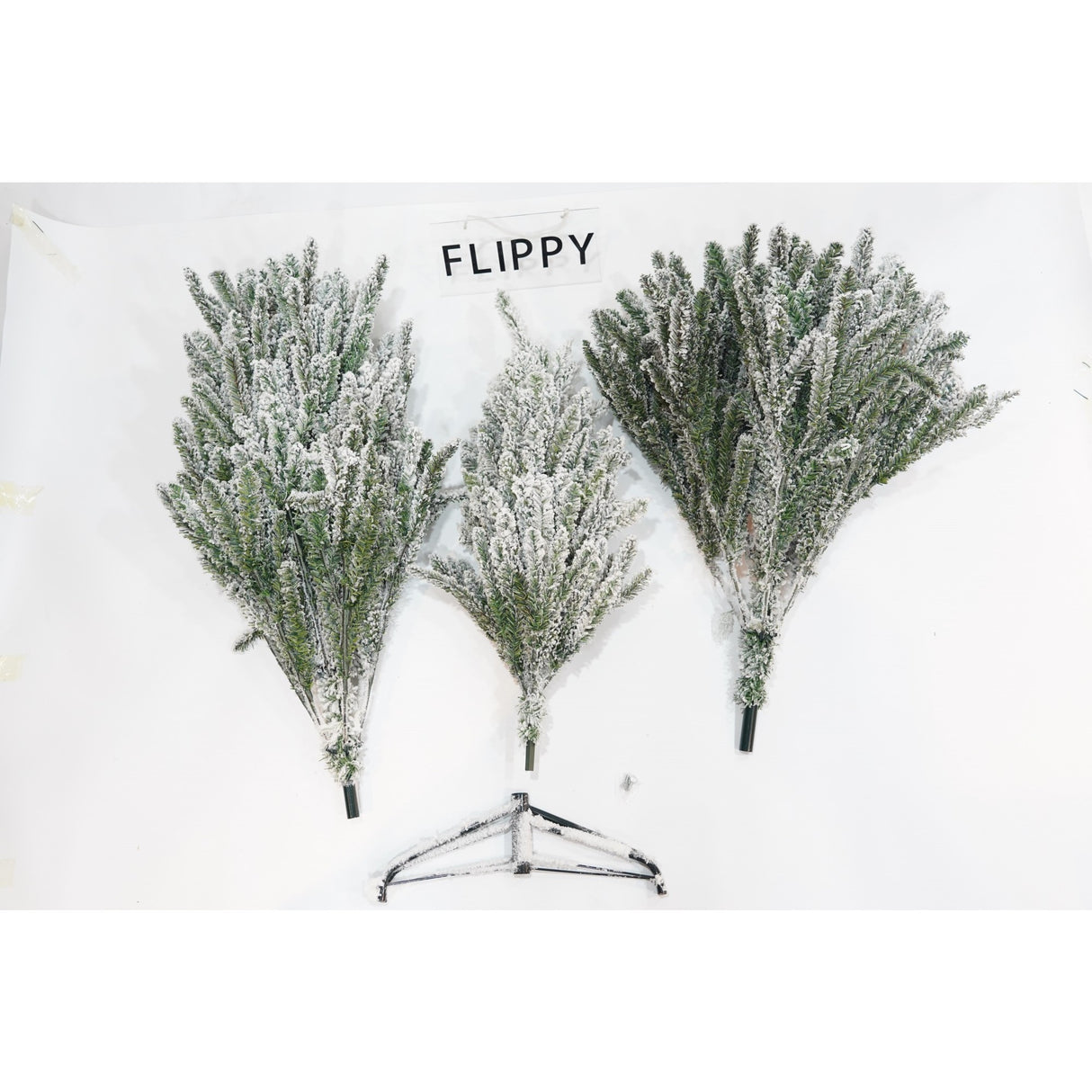 Brad Artificial de Craciun, Flippy, 1.8 m inaltime, Verde, Pulverizat alb-tip zapada, Diametru inferior 110 cm, Interior/ Exterior - vivimall.ro