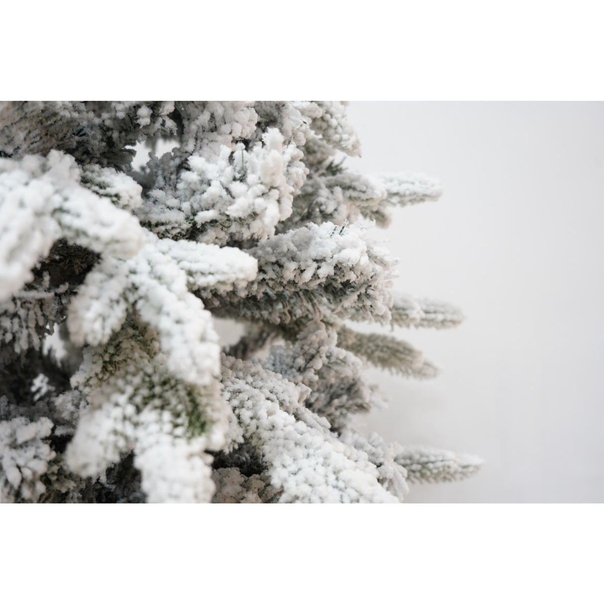 Brad Artificial de Craciun, Flippy, 1.8 m inaltime, Verde, Pulverizat complet alb-tip zapada, Interior/ Exterior, Bogat 512 ramuri - vivimall.ro