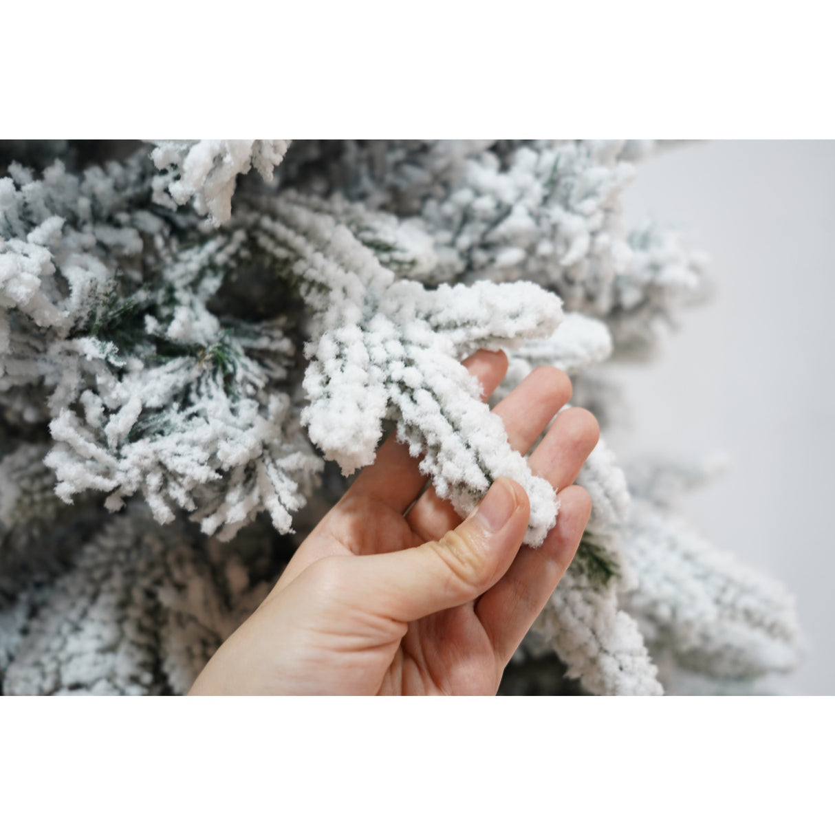 Brad Artificial de Craciun, Flippy, 1.8 m inaltime, Verde, Pulverizat complet alb-tip zapada, Interior/ Exterior, Bogat 512 ramuri - vivimall.ro