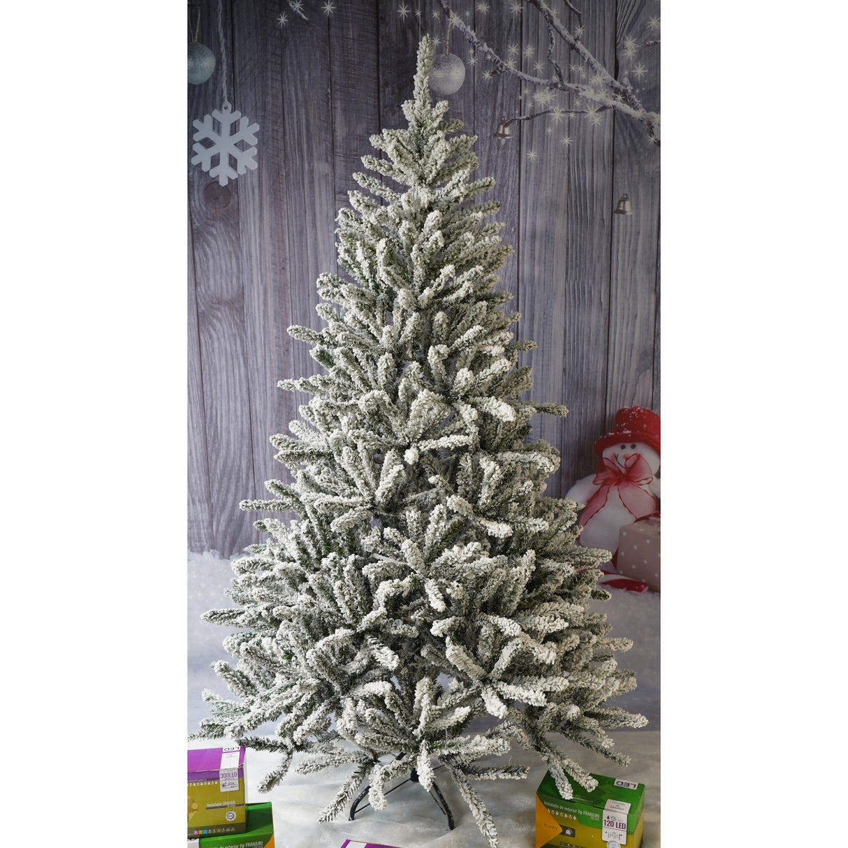 Brad Artificial de Craciun, Flippy, 2.10 m inaltime, Verde, Pulverizat alb-tip zapada, Diametru inferior 130 cm, Interior/ Exterior - vivimall.ro