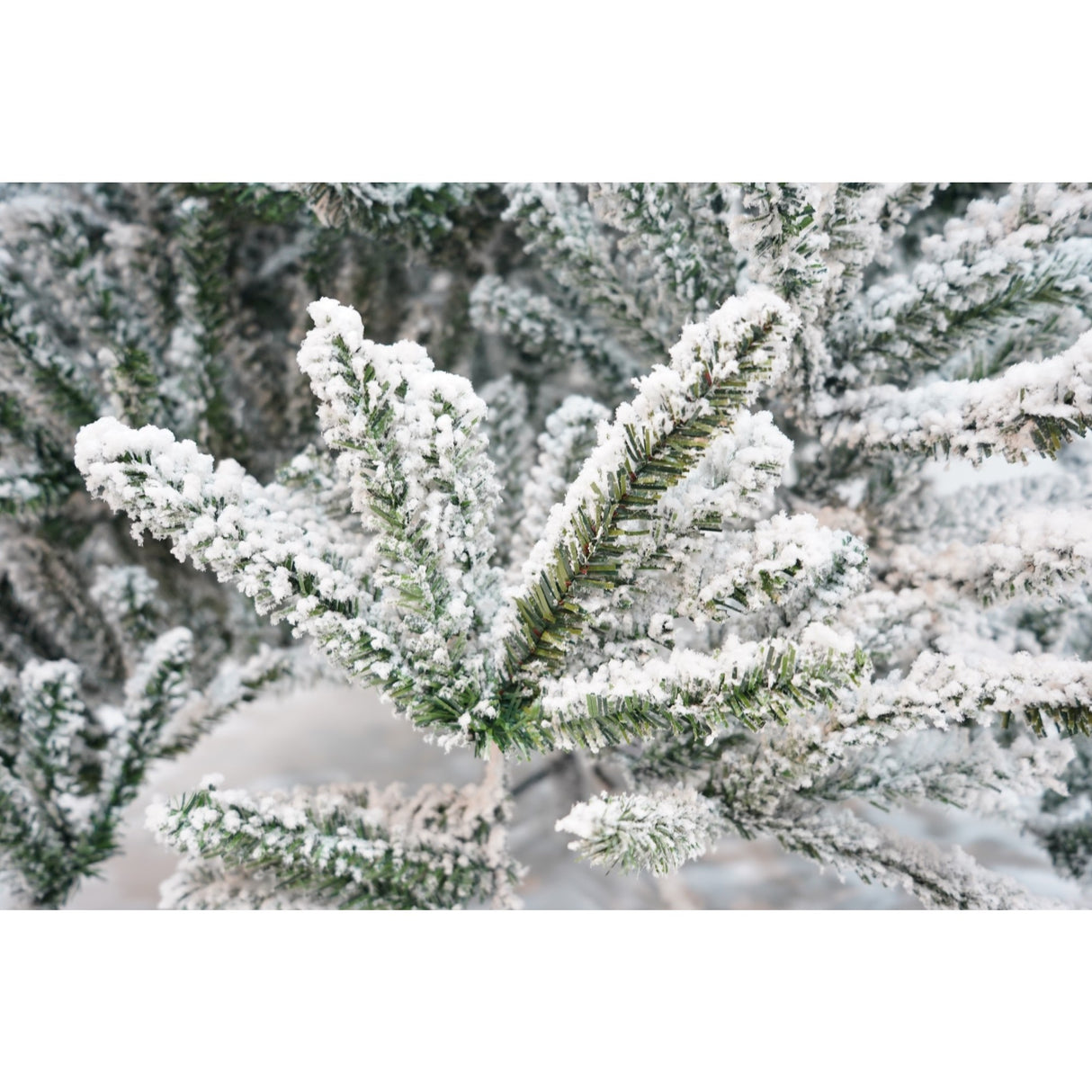 Brad Artificial de Craciun, Flippy, 2.10 m inaltime, Verde, Pulverizat alb-tip zapada, Diametru inferior 130 cm, Interior/ Exterior - vivimall.ro