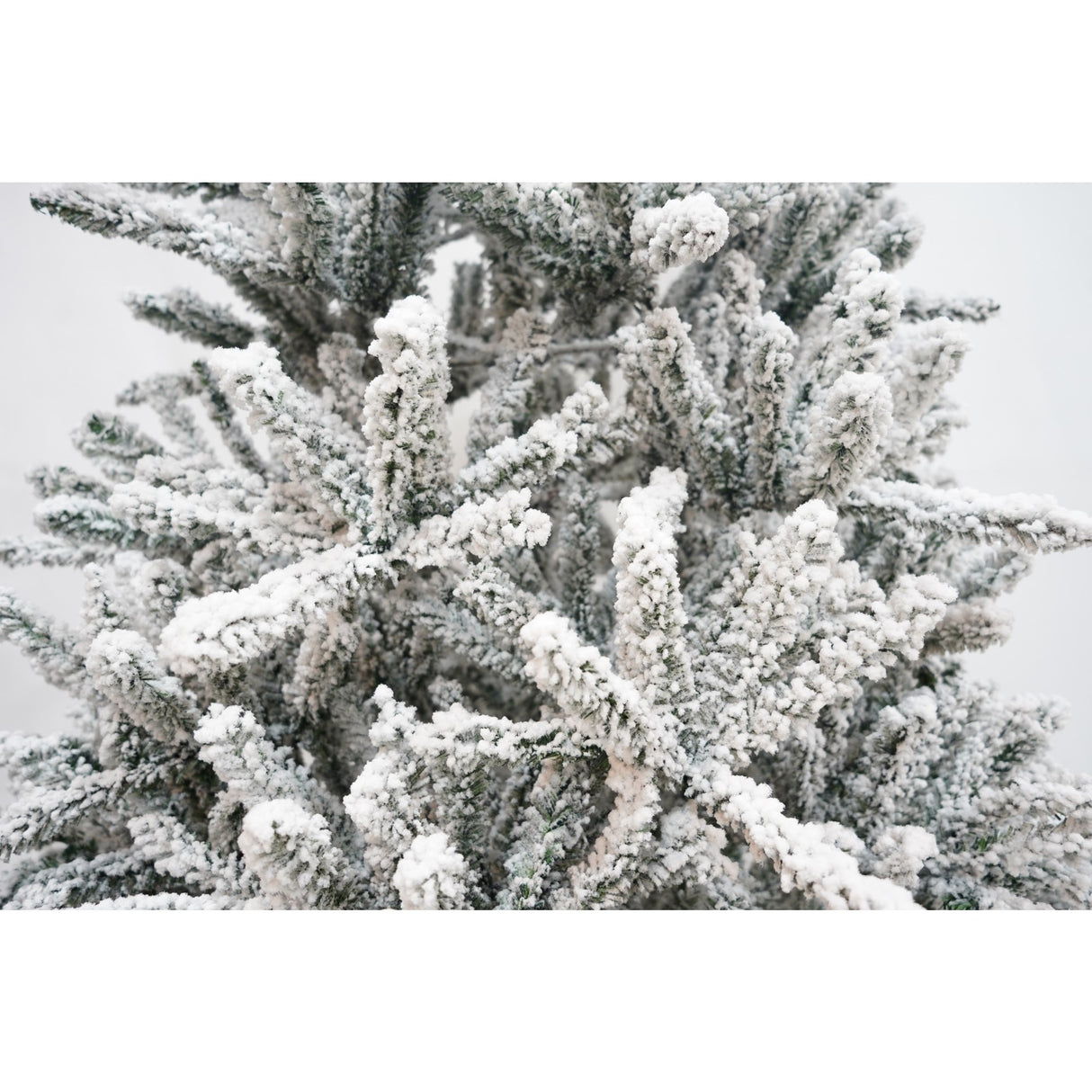 Brad Artificial de Craciun, Flippy, 2.10 m inaltime, Verde, Pulverizat alb-tip zapada, Diametru inferior 130 cm, Interior/ Exterior - vivimall.ro