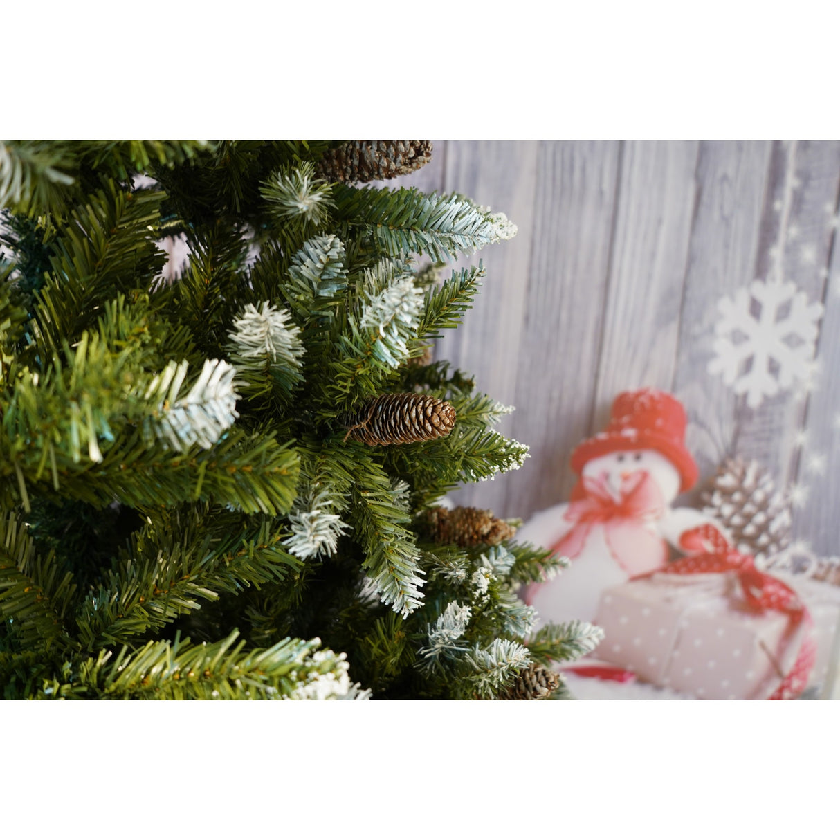 Brad Artificial bogat de Craciun, Flippy, 2.10 m inaltime, Verde, Pulverizat alb-tip zapada, Interior/ Exterior, 1266 ramuri - vivimall.ro