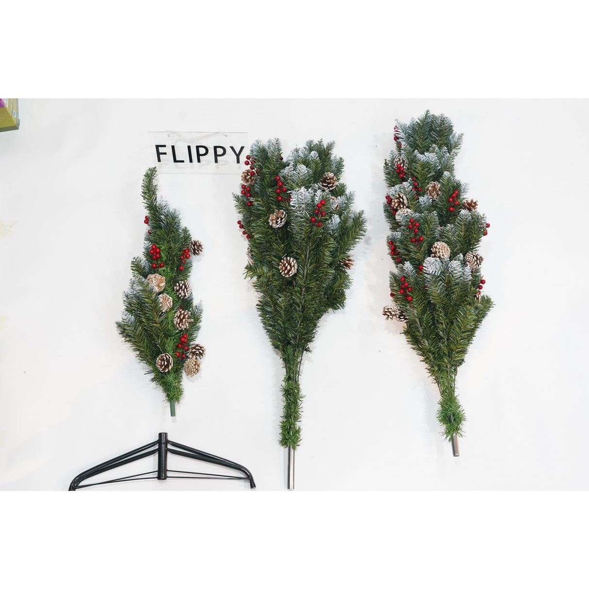 Brad Artificial de Craciun, Flippy, Sectionat pentru Perete/ Colt, 2.10 m inaltime, Verde, Decorat, Diametru Inferior 106 cm, Interior/ Exterior - vivimall.ro