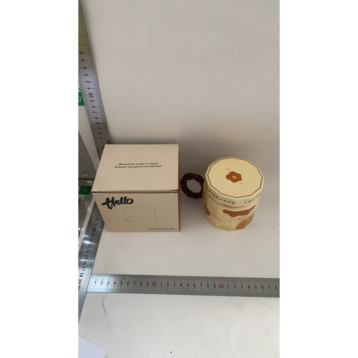 Cana din ceramica, Vivimall, Cana pentru Cafea, Ceai, Cana Universala, Unisex, Cana cu Capac, 9 x 8 x 8 cm, 400 ml, Model Fetita, Bej - vivimall.ro