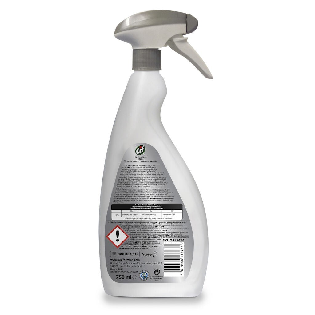 Flacon CIF Professional Washroom 0,75 L lângă o cadă de baie curată din ceramică albă