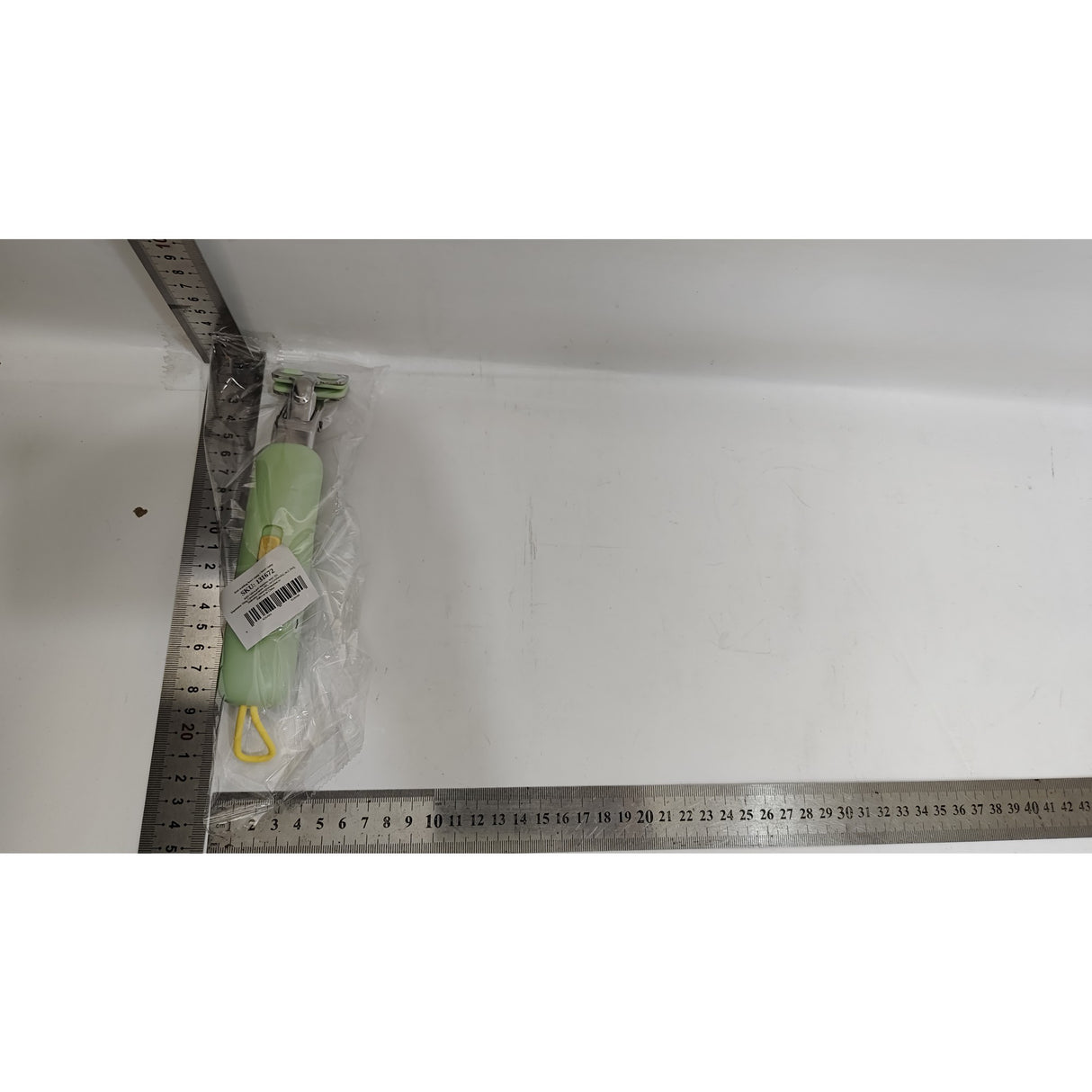 Clema pentru Boluri, Vivimall, Anti-Alunecare, din Silicon, de Uz Casnic, Rezistent la Temperaturi Inalte, Model Animat, Maner si Cleste Inox, 12.5x3.6 cm, Verde - vivimall.ro