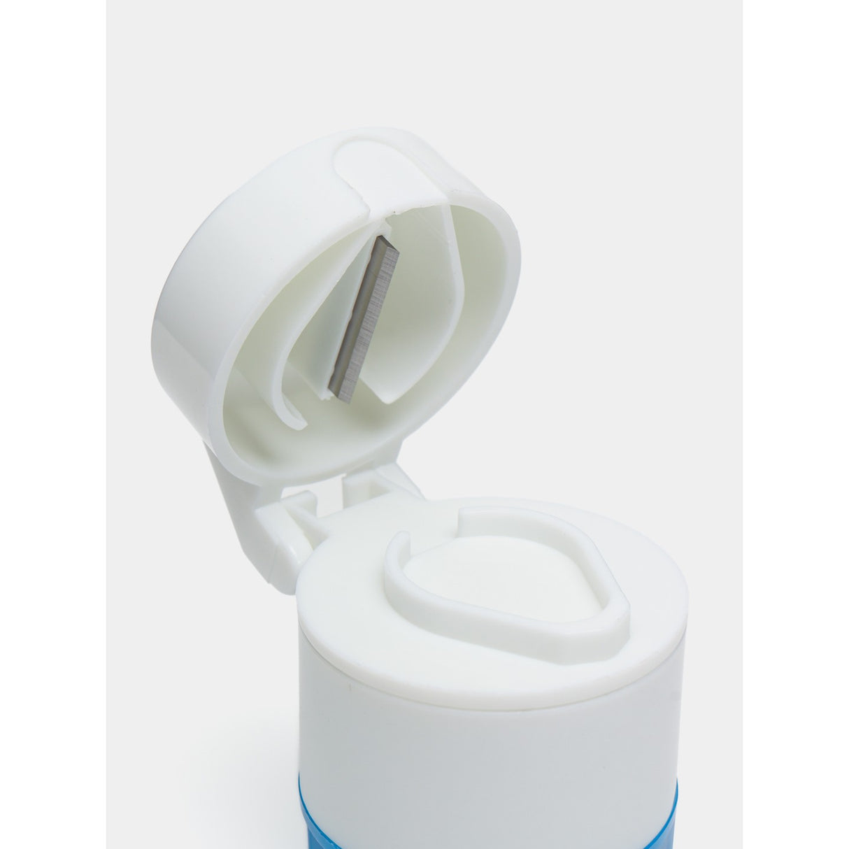 Cutie Pastile Multifunctionala, Vivimall, 4 in 1, Pahar Apa, Taiere, Sfaramare, Depozitare, Compact, ABS cu Lama din Inox, Alb/Albastru, 8.7x6.2x4.1 cm - vivimall.ro