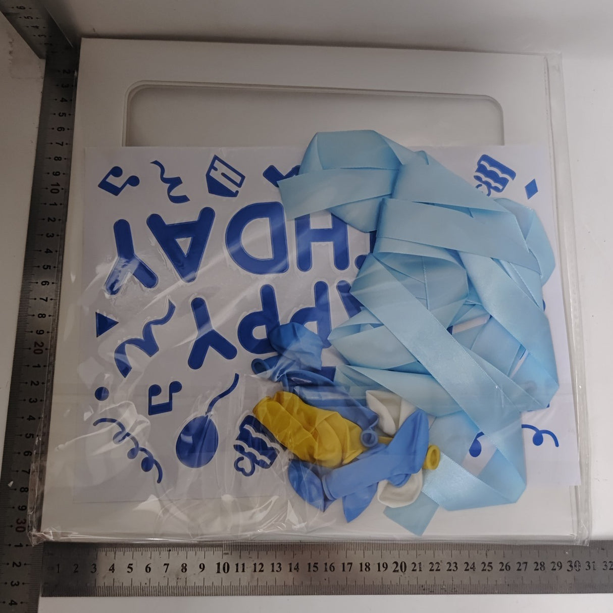 Cutie pentru Baloane, Vivimall, Tematica Aniversare, Model Scris Happy Birthday, Baloane Albastre, Albe, Galbene si Panglica Incluse, Contur Alb, Transparenta, 30x30 cm