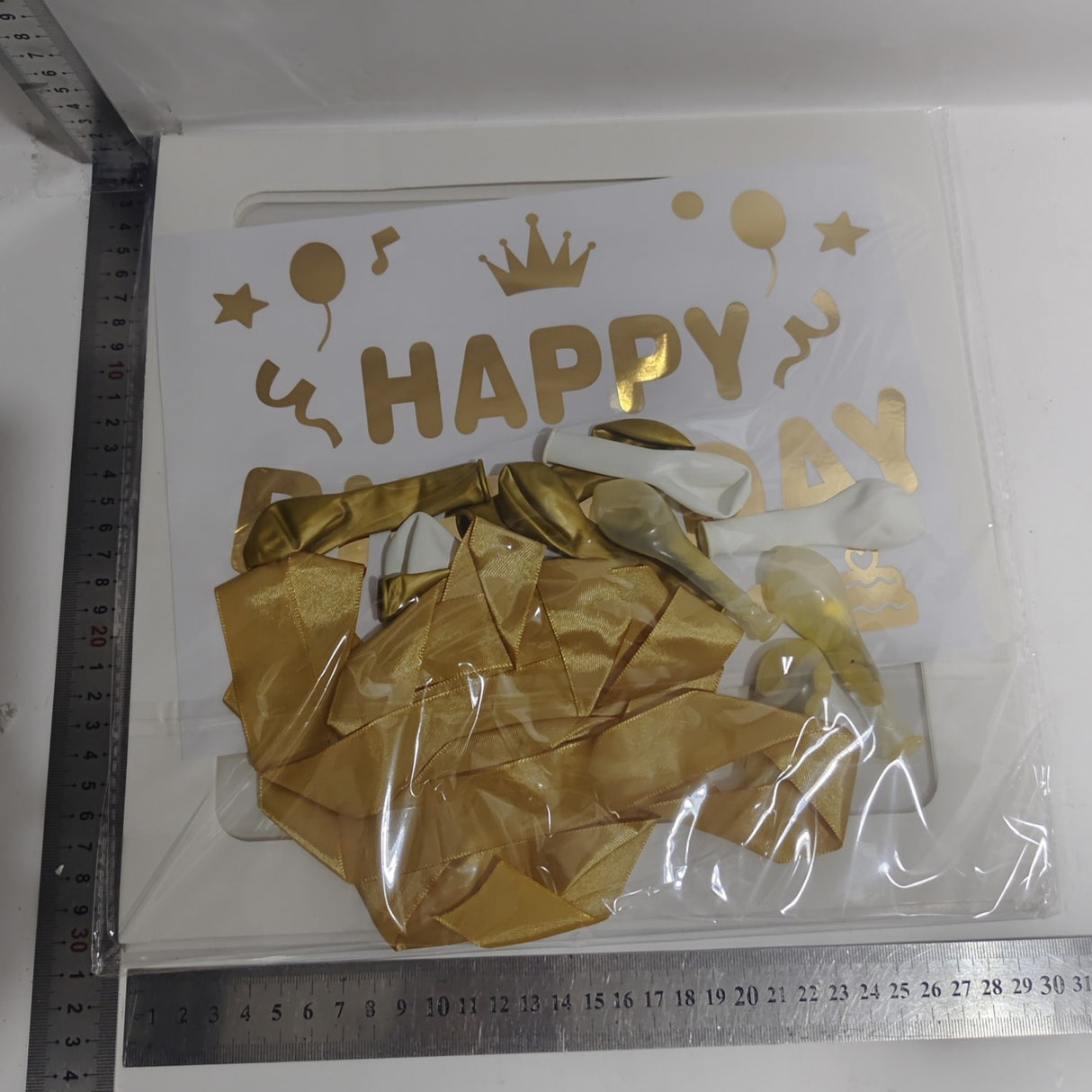 Cutie pentru Baloane, Vivimall, Tematica Aniversare, Model Scris Happy Birthday, Baloane Aurii, Albe si Panglica Incluse, Contur Alb, Transparenta, 30x30 cm