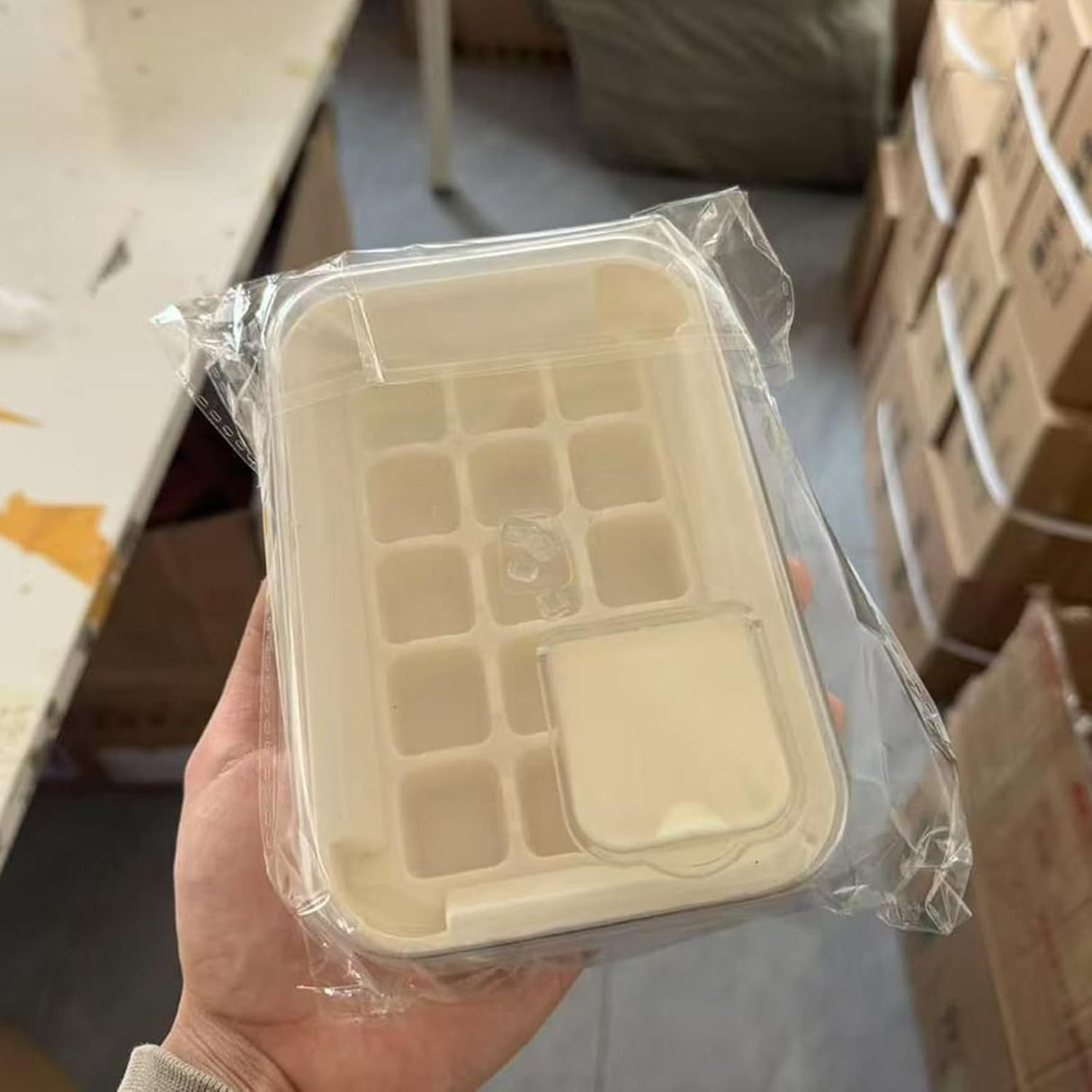 Cutie Gheata, 15 Cuburi, Cu Sistem de Presare Spate, Capac de Umplere și Evacuare, 1 L, 16.5 x 11.2 x 4.5 cm, Alb