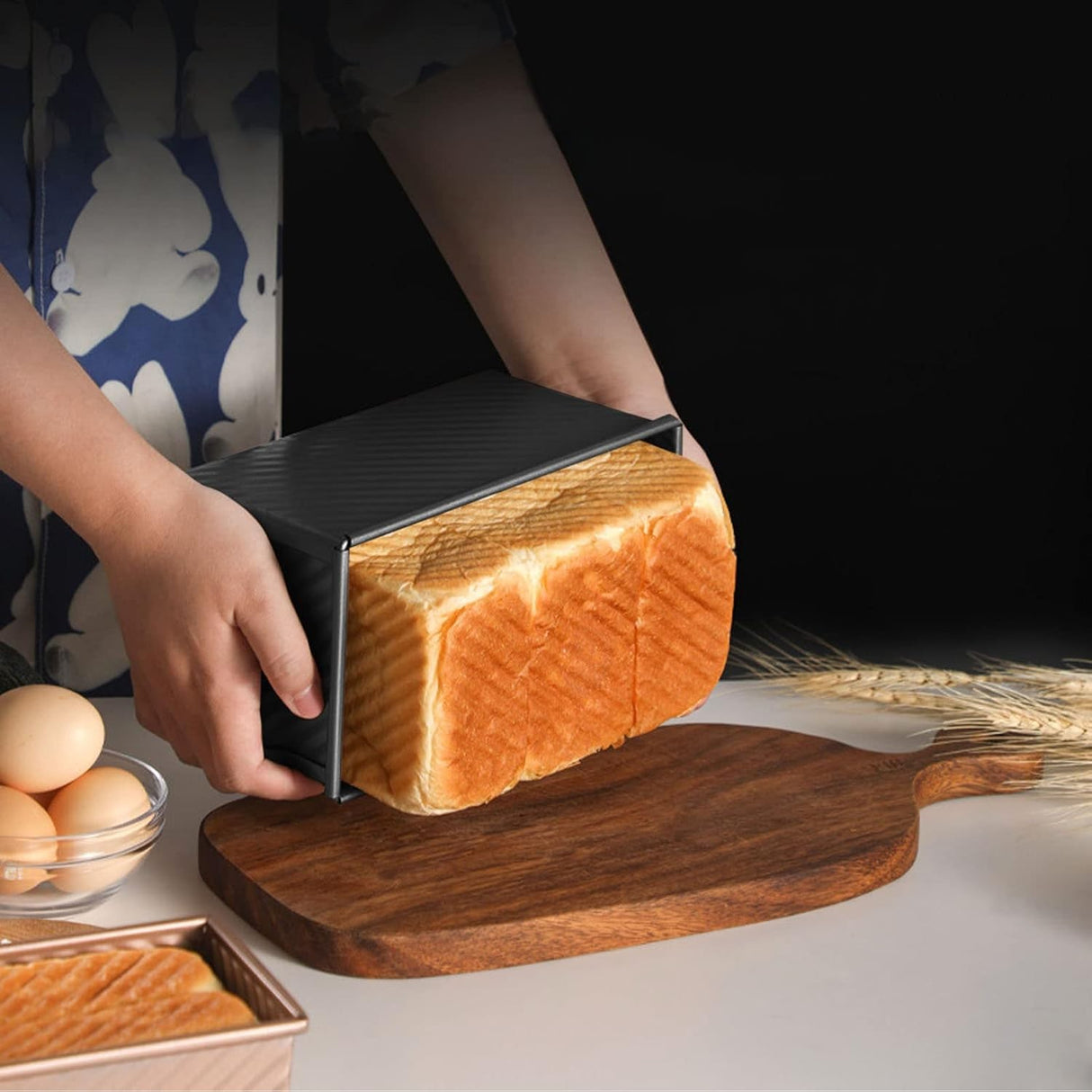 Tava pentru Paine, Vivimall, din Otel Carbon, 450 g, cu Capac, Antiaderenta, 21 x 11 x 11.5 cm, Negru - vivimall.ro