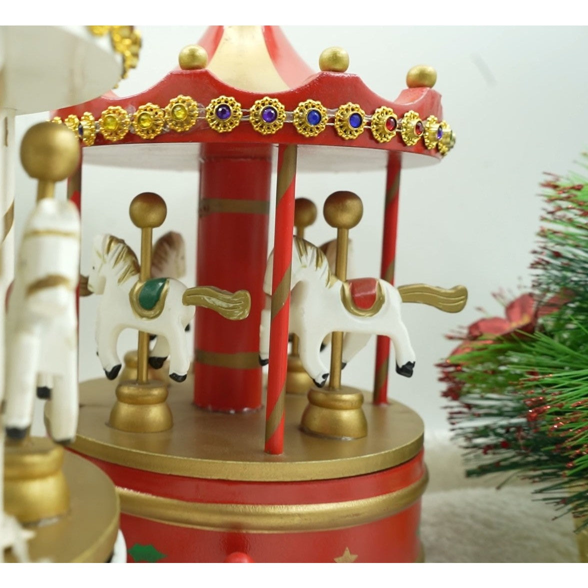 Cutiuta muzicala decorata de Craciun, Carusel rotativ, Rosu, din Lemn, Interior, Flippy - vivimall.ro