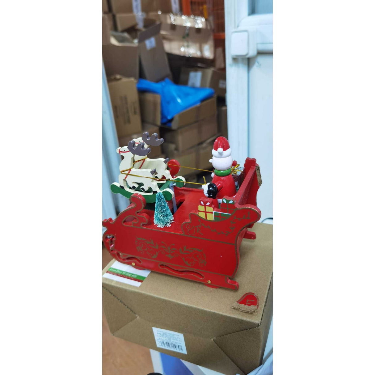 Cutiuta muzicala decorata, Sania lui Mos Craciun, Rosu, din Lemn, 16 cm x 18.5 cm, Interior, Vivimall, Resigilat - vivimall.ro