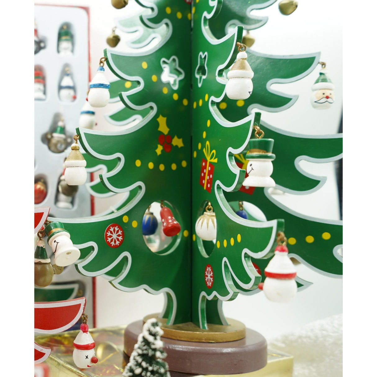 Decoratiune Craciun, Brad, Verde/Alb, 15 cavitati cu ornamente, 25.5 cm x 33 cm, Lemn, Flippy