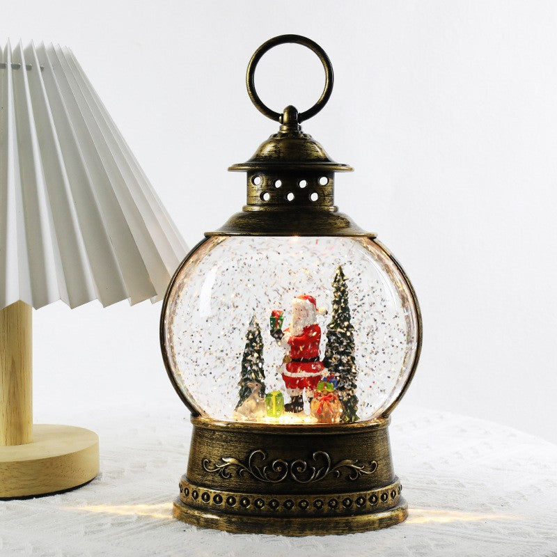 Detaliu figurină Moș Crăciun cu sac cadouri în interiorul felinarului decorativ vintage
