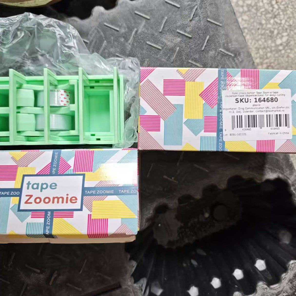 Dispenser bandă adezivă verde pe birou, utilizare practică la ambalare și lipire documente