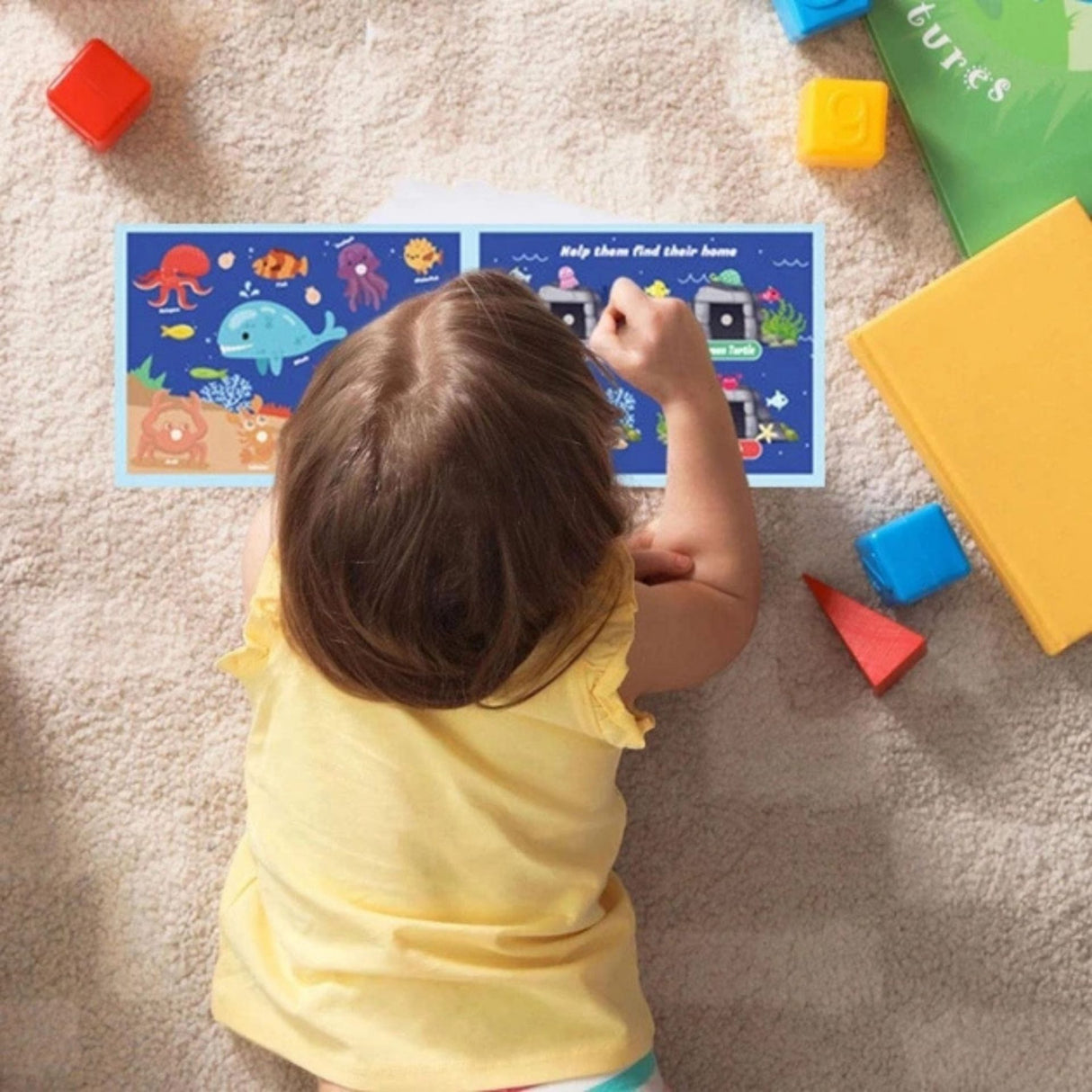 Copil folosind Quiet Book senzorial Flippy, joc Montessori cu animale marine, balenă și țestoasă