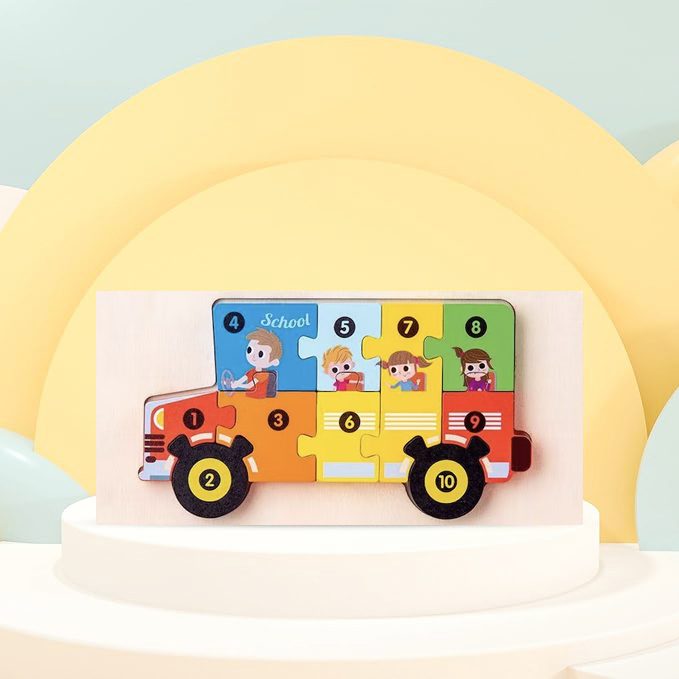 Copil mic de 2 ani asamblând puzzle lemn Montessori Flippy autobuz școlar, activitate educativă